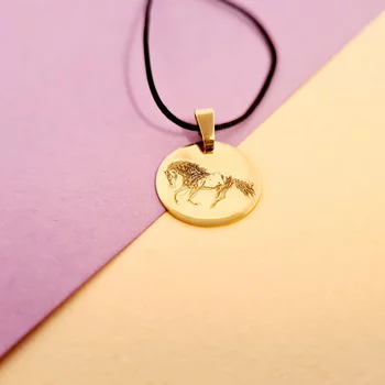 14K Érme Medál Gravírozott Lóval