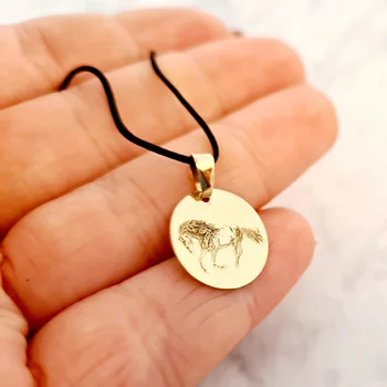 14K Érme Medál Gravírozott Lóval