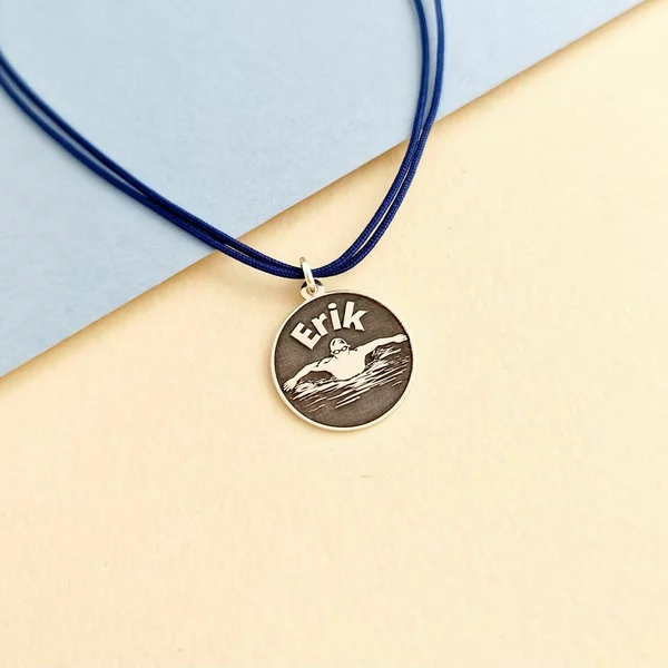 Személyre szabott medál - Úszás névvel - 925-ös Ezüst - Színes zsinór