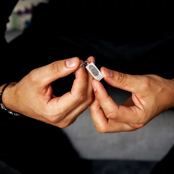 Ujjlenyomattal és üzenettel gravírozott kulcstartó lemez - Ezüst 925