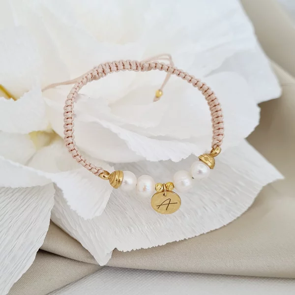 Bratara cu Perle - Initiala delicata - Model 4 perle, 2 bilute si charm banut - Argint 925 placat cu Aur Galben 18K - Snur impletit si reglabil