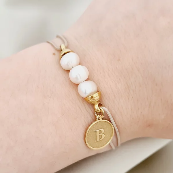 Bratara cu Perle - Initiala in profunzime  - Model 3 perle si charm banut cu gravura inversa - Argint 925 placat cu Aur Galben 18K - Snur reglabil