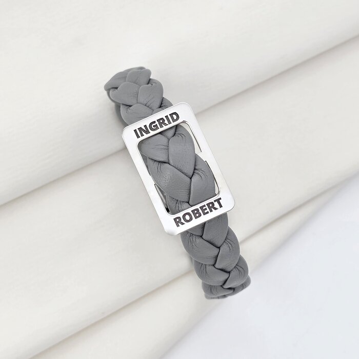 Bratara personalizata cu Charm placuta si nume gravate - Piele impletita gri - Argint 925 - Inchizatoare clips din otel inoxidabil