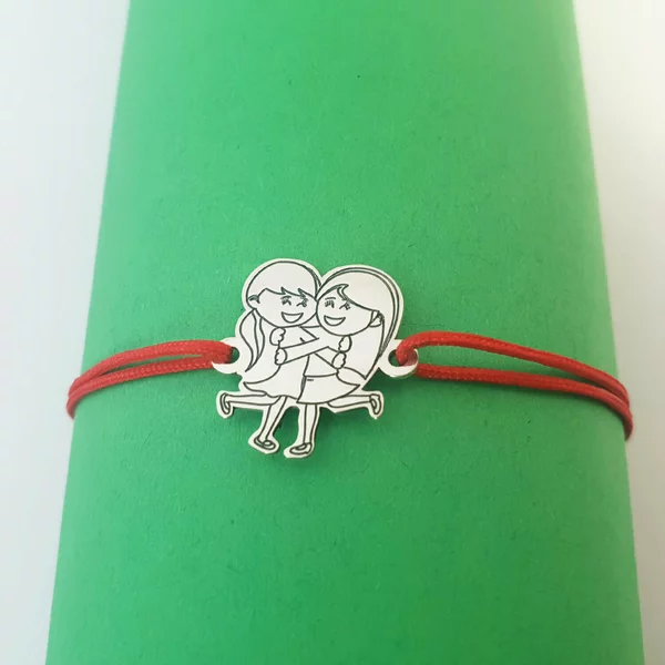 Bratara personalizata - Model decupat - 2 fete/surori/prietene imbratisate - Argint 925 - snur reglabil