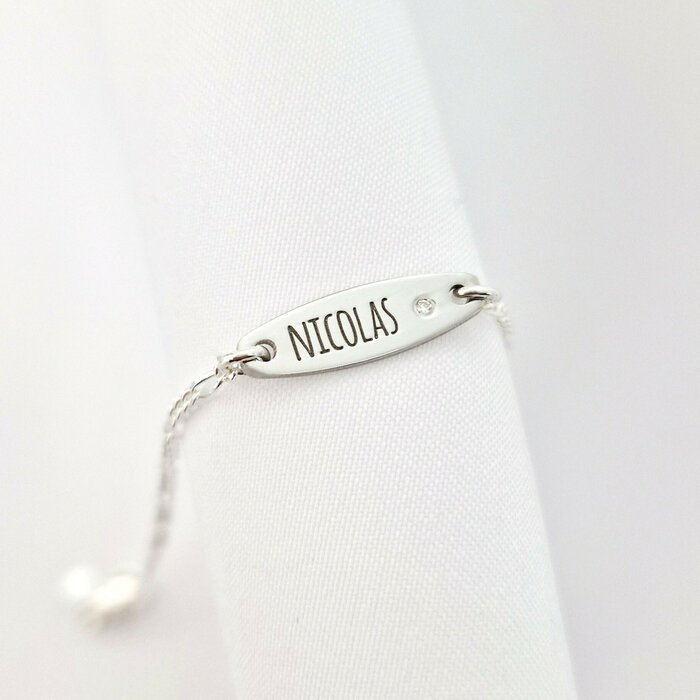 Bratara placuta personalizata cu nume de baiat – Diamant natural - Argint 925 Rodiat - Cu lantisor fata/baiat