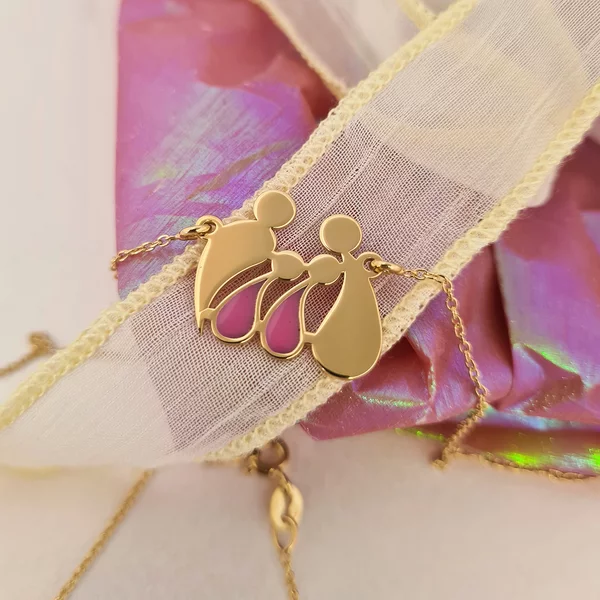 Colier personalizat decorat cu email roz - Familia 4 membri în formă de picături - Argint 925 placat cu Aur Galben de 18K