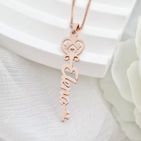 Lantisor Cheia Destinului - Nume pe verticala - Argint 925 placat cu Aur Roz 18K