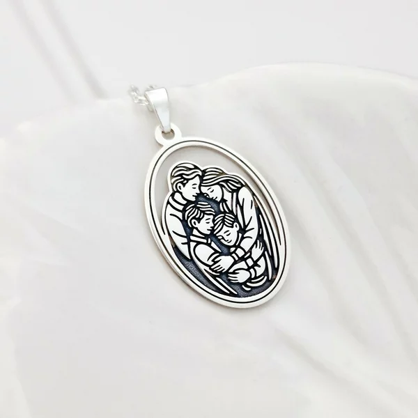 Lantisor cu medalion oval - Inima familiei - tata, mama si doi baieti - Argint 925 - Lant forzatina