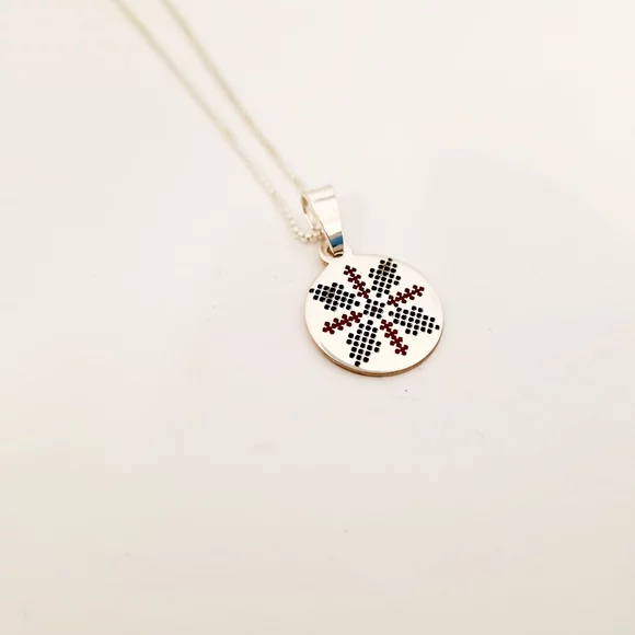 Lantisor personalizat - Pandantiv banut 15 mm - Simbol traditional crucea decorata cu email rosu - Argint 925