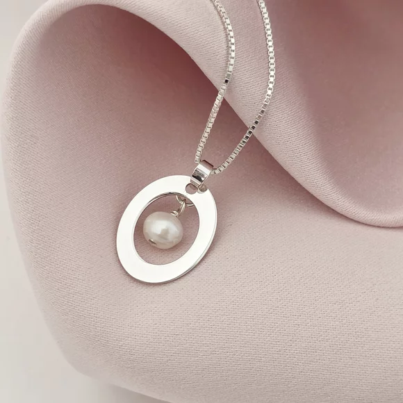 Lantisor cu pandantiv oval - decupat la interior si charm picatura de Perla - Argint 925