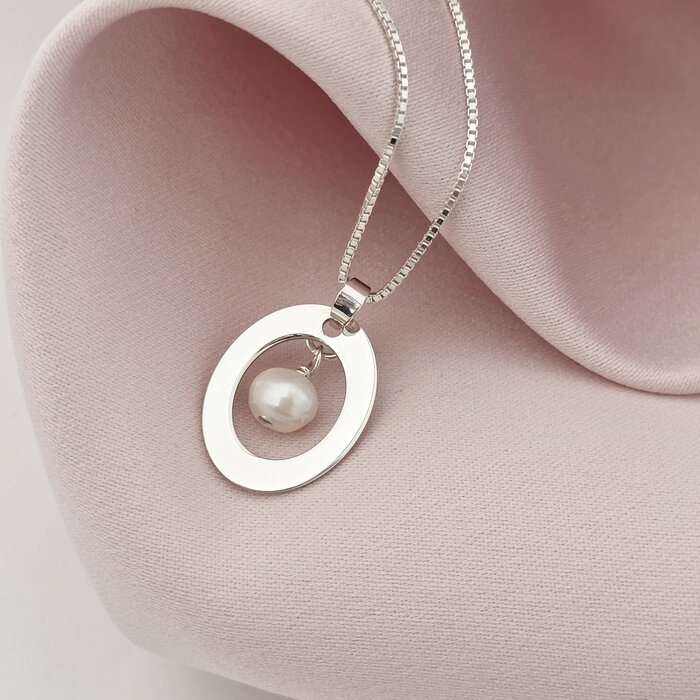 Lantisor cu pandantiv oval - decupat la interior si charm picatura de Perla - Argint 925