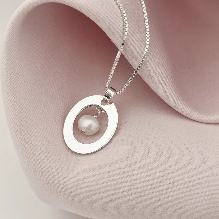 Lantisor cu pandantiv oval - decupat la interior si charm picatura de Perla - Argint 925