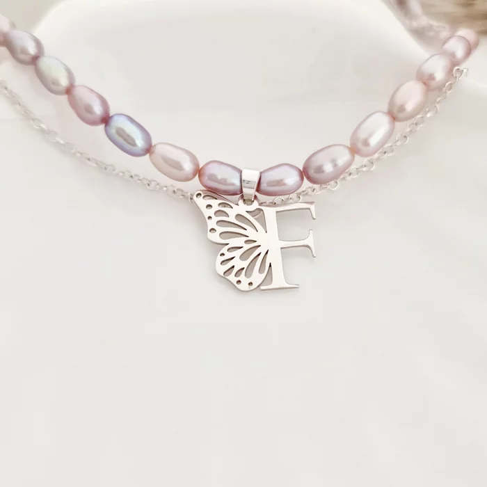 Lantisor cu Perle - Gratia initialei - Model 2 straturi cu sirag perle rice mov si lantisor cu initiala si aripa de fluture - Argint 925