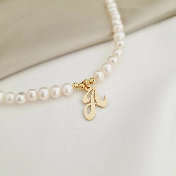 Lantisor cu Perle - Initiala eleganta - Model sirag de perle si si 4 bilute - Argint placat cu Aur Galben 18K