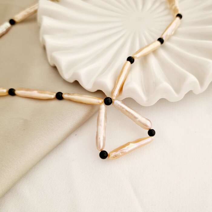 Lantisor cu Perle - Trinitate catifelata - Model sirag de perle stick peach si pietre Onix - Inchizatoare Argint 925 placat cu Aur Galben 18K