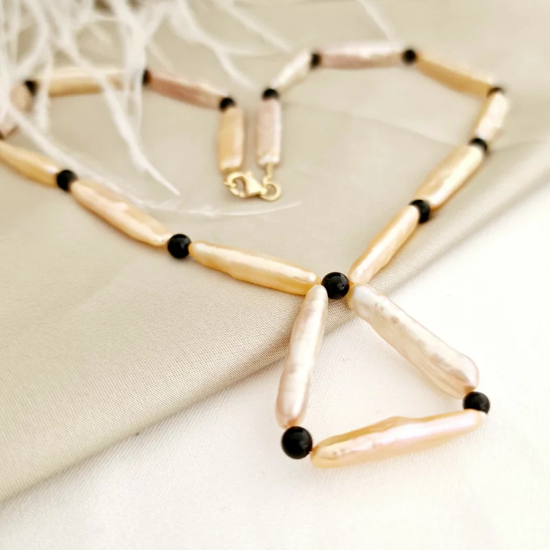 Lantisor cu Perle - Trinitate catifelata - Model sirag de perle stick peach si pietre Onix - Inchizatoare Argint 925 placat cu Aur Galben 18K picture - 4