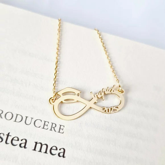 Lantisor personalizat - Medalion Infinit cu Nume Decupat și Toca – Simbol al Absolvirii - Argint 925 placat cu Aur Galben 18K