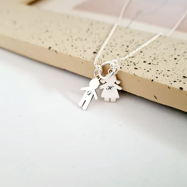 Lantisor personalizat - Pandantive siluete de copii gravate cu initiale - Argint 925