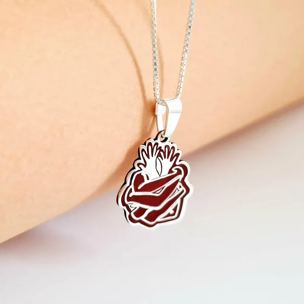 Lantisor personalizat si decorat cu email colorat - Inima din maini impletita - Argint 925