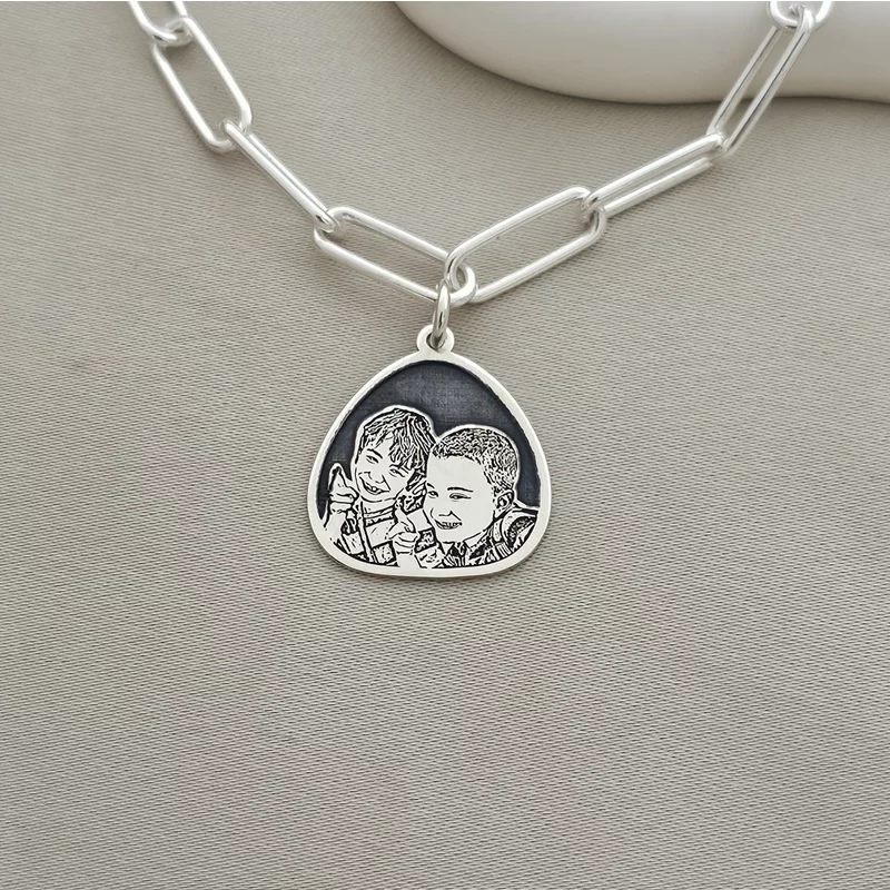 Lantisor personalizata cu poza - Amintire in triunghi rotunjit - Model fotogravura relief - Argint 925 picture - 4