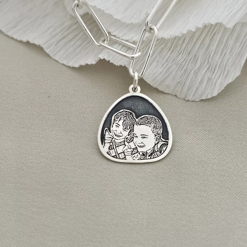 Lantisor personalizata cu poza - Amintire in triunghi rotunjit - Model fotogravura relief - Argint 925 picture - 3