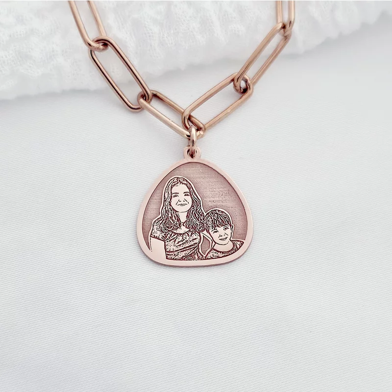 Lantisor personalizata cu poza - Amintire in triunghi rotunjit - Model fotogravura relief - Argint 925 placat cu Aur Roz 18K picture - 3