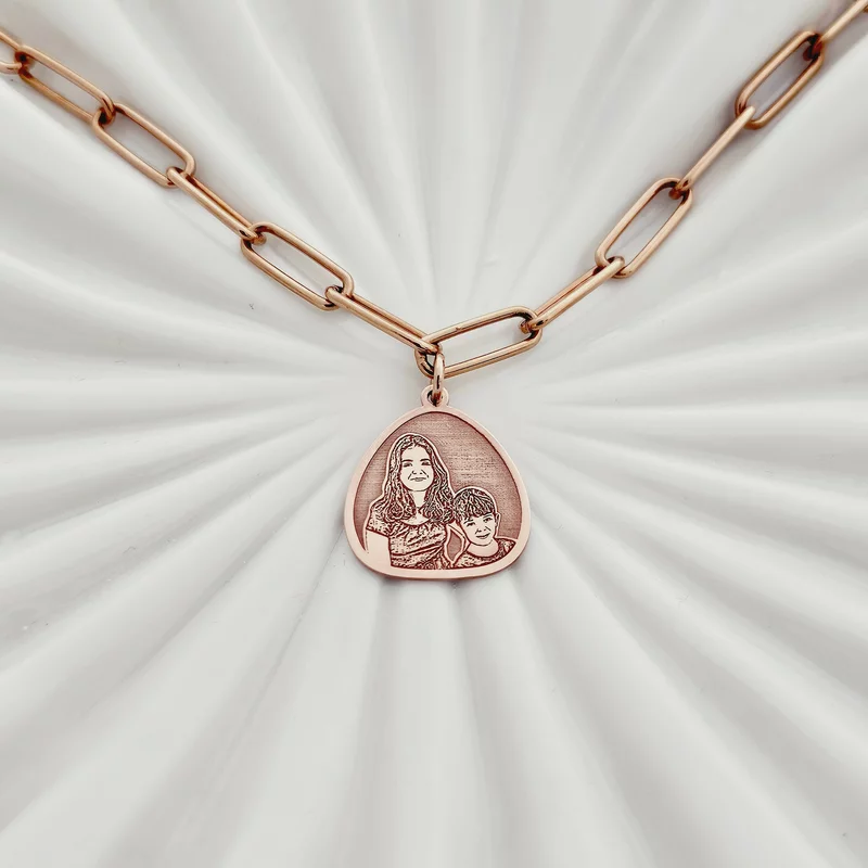 Lantisor personalizata cu poza - Amintire in triunghi rotunjit - Model fotogravura relief - Argint 925 placat cu Aur Roz 18K picture - 4