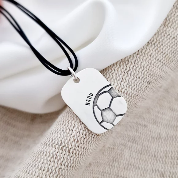 Pandantiv placuta personalizata - Nume si minge de fotbal - Argint 925 - Snur colorat