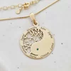 Lantisor cu Pandantiv Rotund Copacul Vietii Yin & Yang din Argint 925 Placat cu Aur de 18K - Decorat cu Smarald si Personalizabil cu 8 Nume