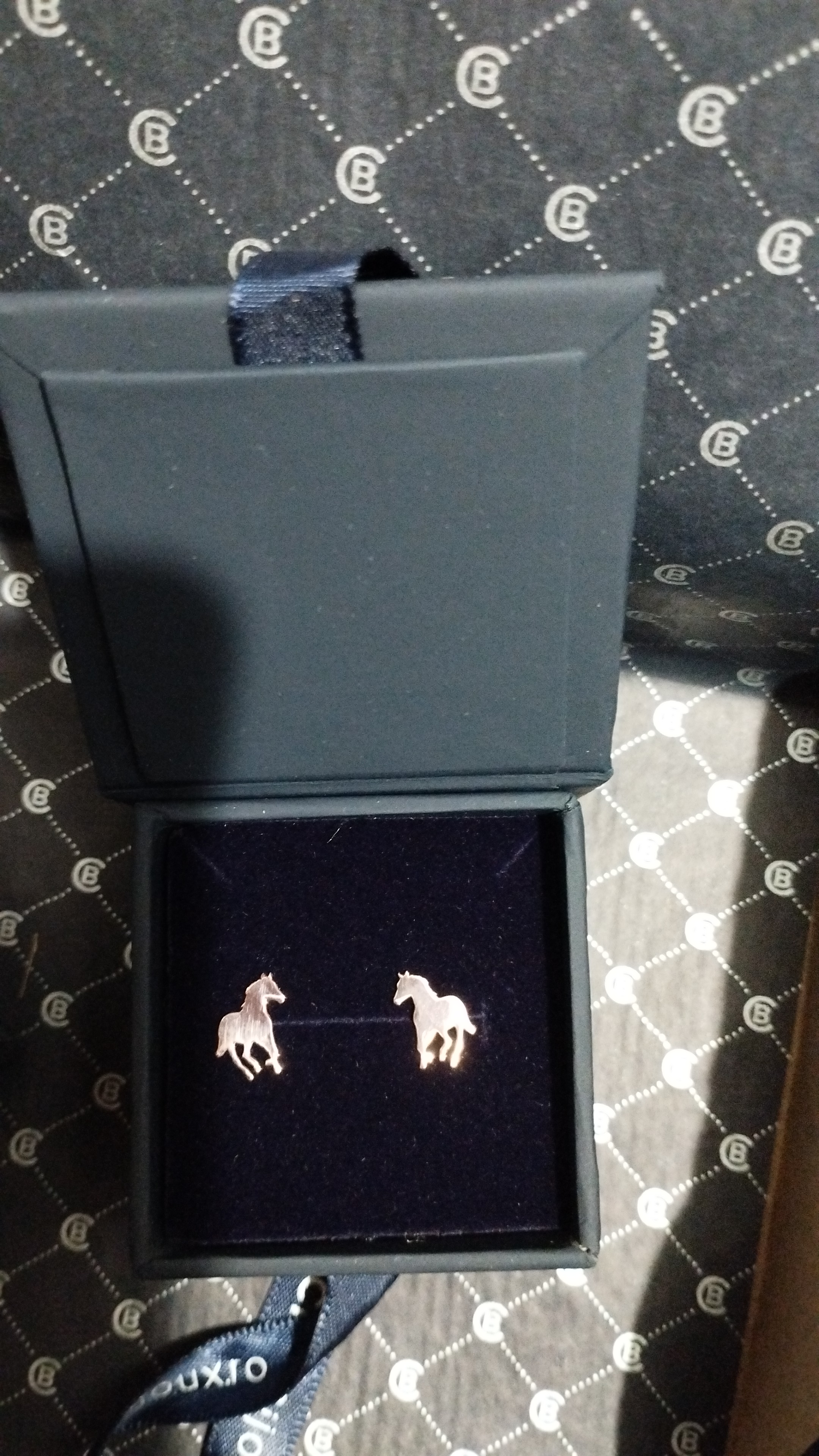Recenzie Cercei personalizati - Galop de cal - Argint 925 placat cu Aur Roz 18K - Inchidere cu surub - Ninu M.