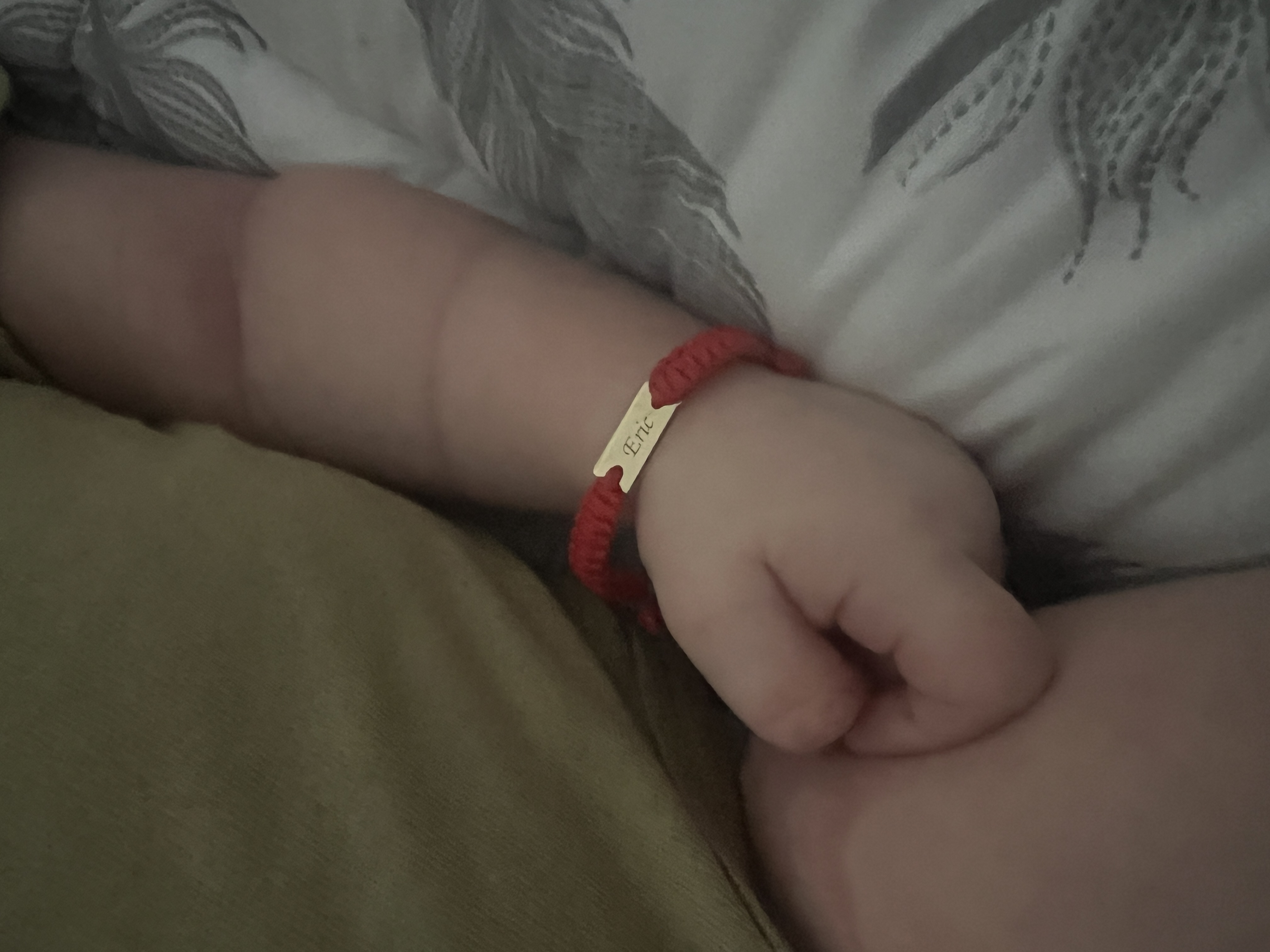 Recenzie Bratara Placuta cu nume - Aur Galben 9K - snur rosu reglabil bebe - Adriana R.