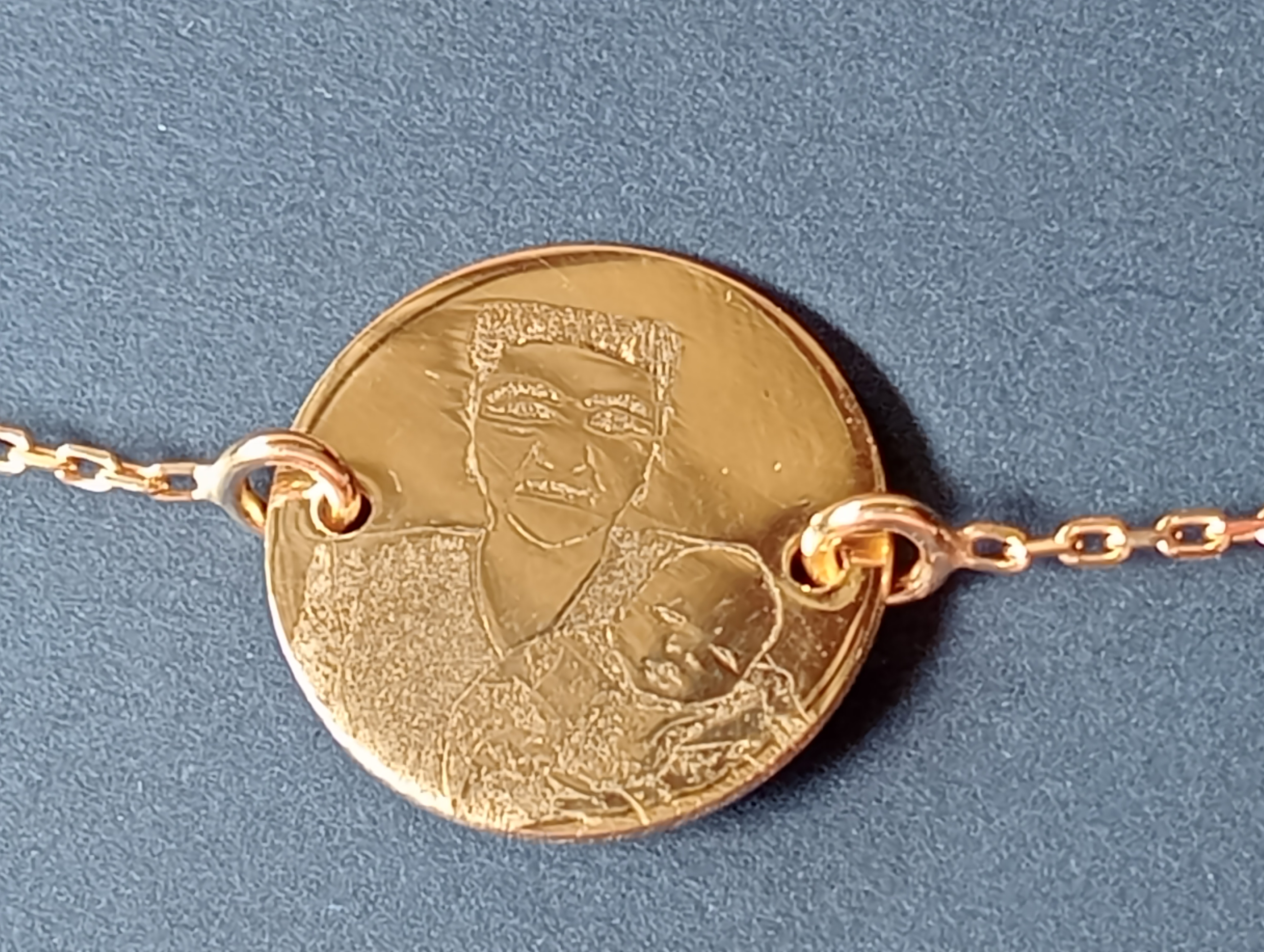 Recenzie Bratara personalizata cu poza - Amintiri clădite - Banut 15 mm cu lantisor - Argint 925 placat cu Aur Galben 18K - Aurelia Silvia D.