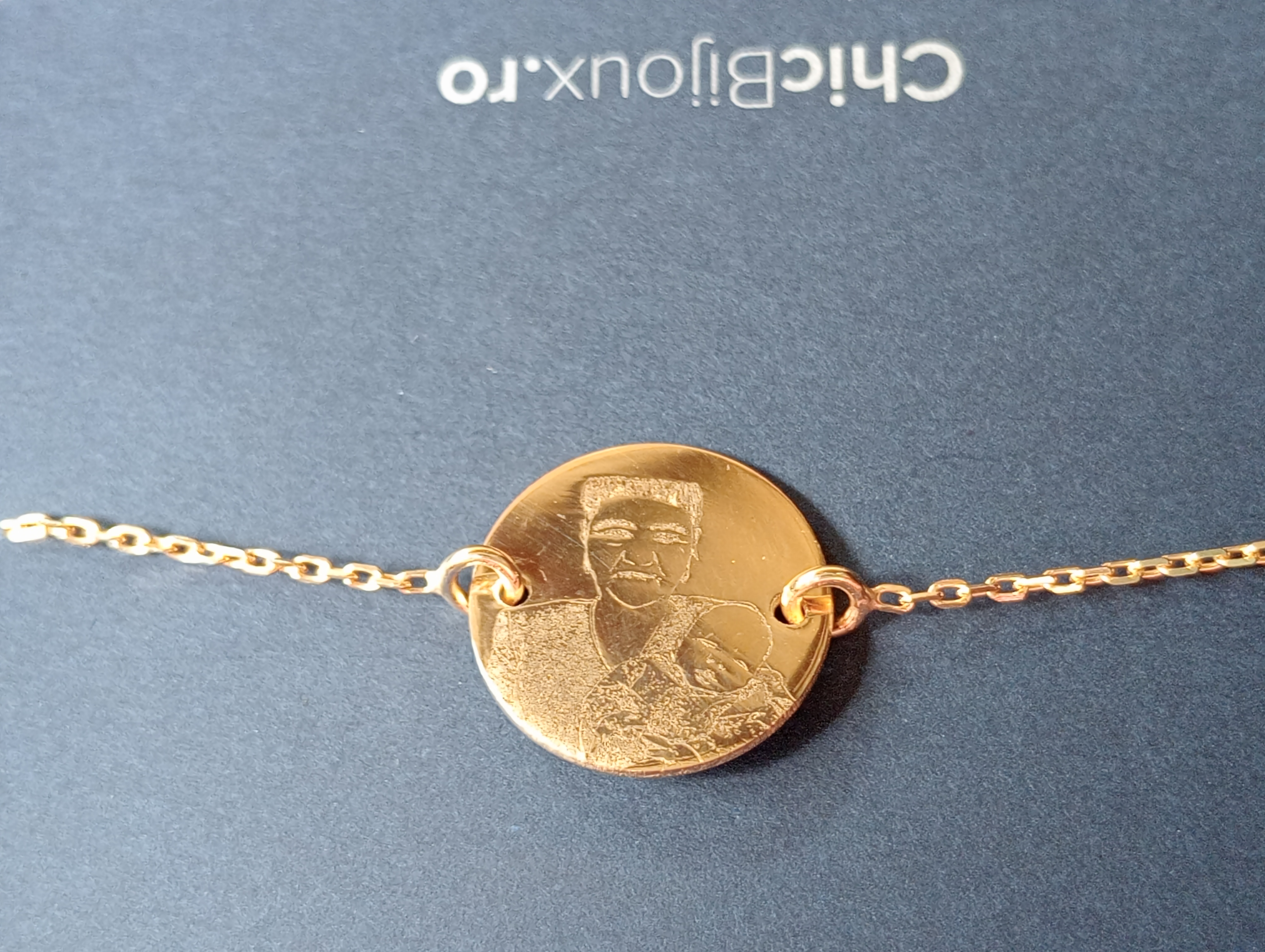Recenzie Bratara personalizata cu poza - Amintiri clădite - Banut 15 mm cu lantisor - Argint 925 placat cu Aur Galben 18K - Aurelia Silvia D.