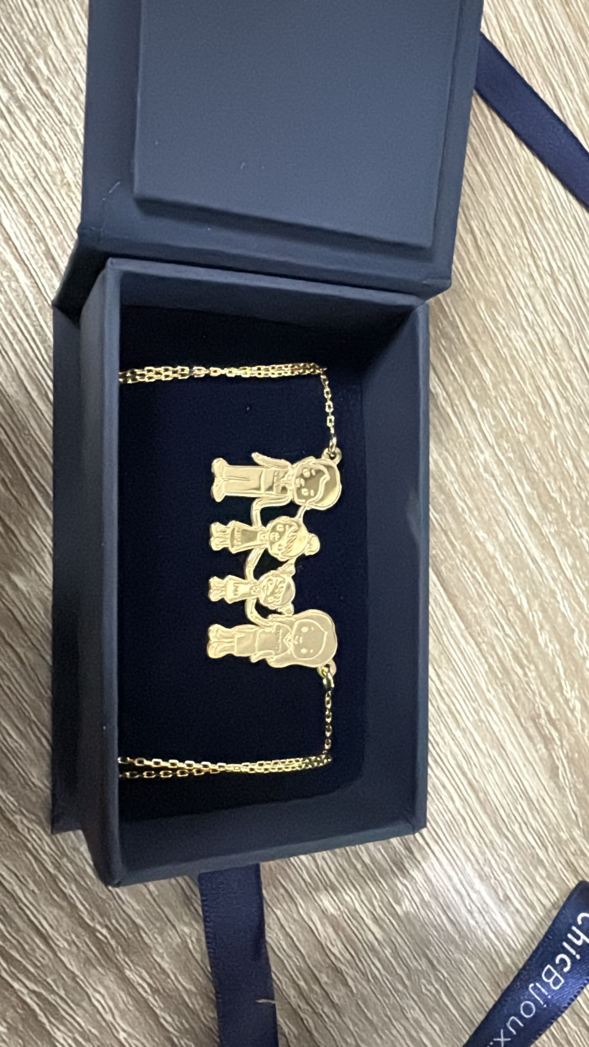 Recenzie Lantisor Familia mea frumoasa - 4 membri - Argint 925 placat cu Aur Galben 18K - Andrei P.