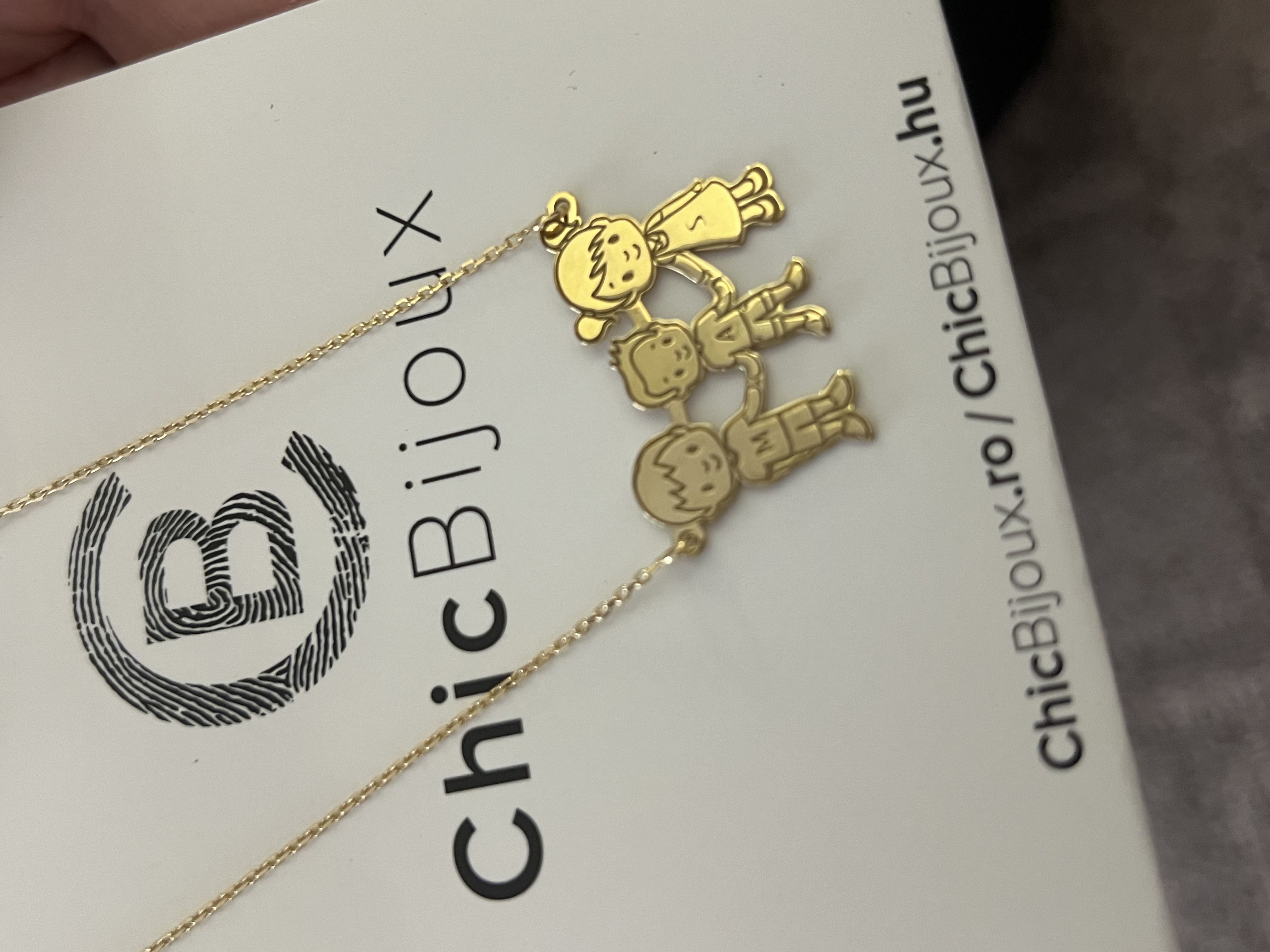 Recenzie Lantisor Familia mea frumoasa - 4 membri - Argint 925 placat cu Aur Galben 18K - Alina B.