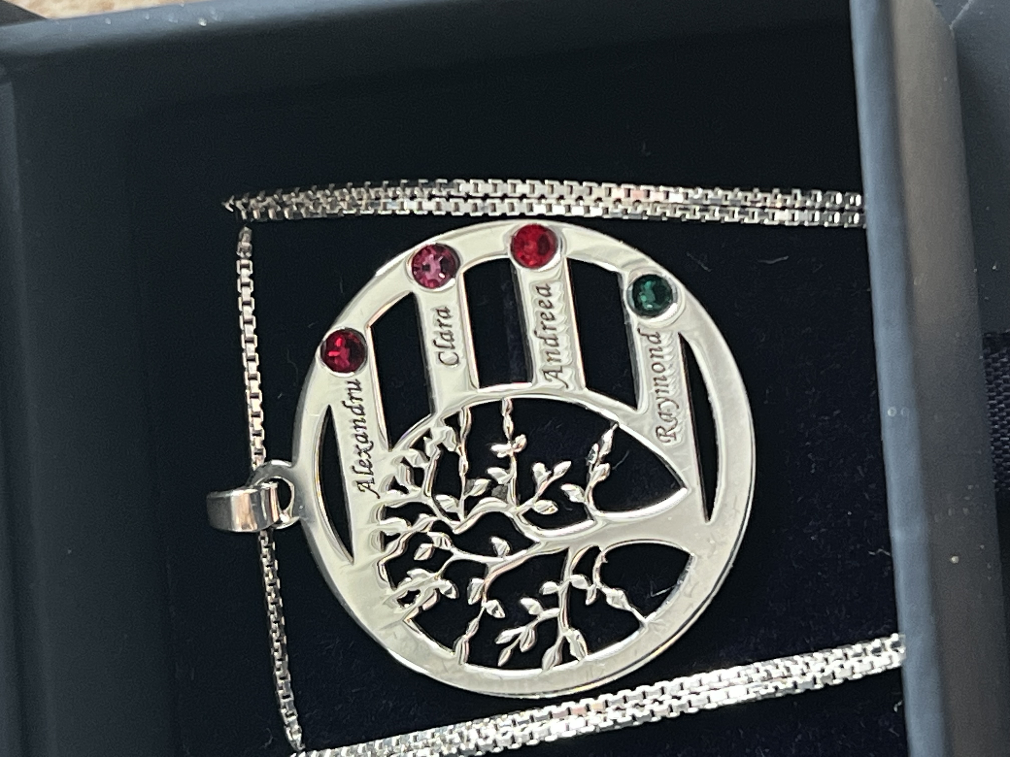 Recenzie Lantisor Copacul Vietii ARMONIE - Personalizat cu 4 Nume si Cristale Swarovski - Argint 925 - Clara M.