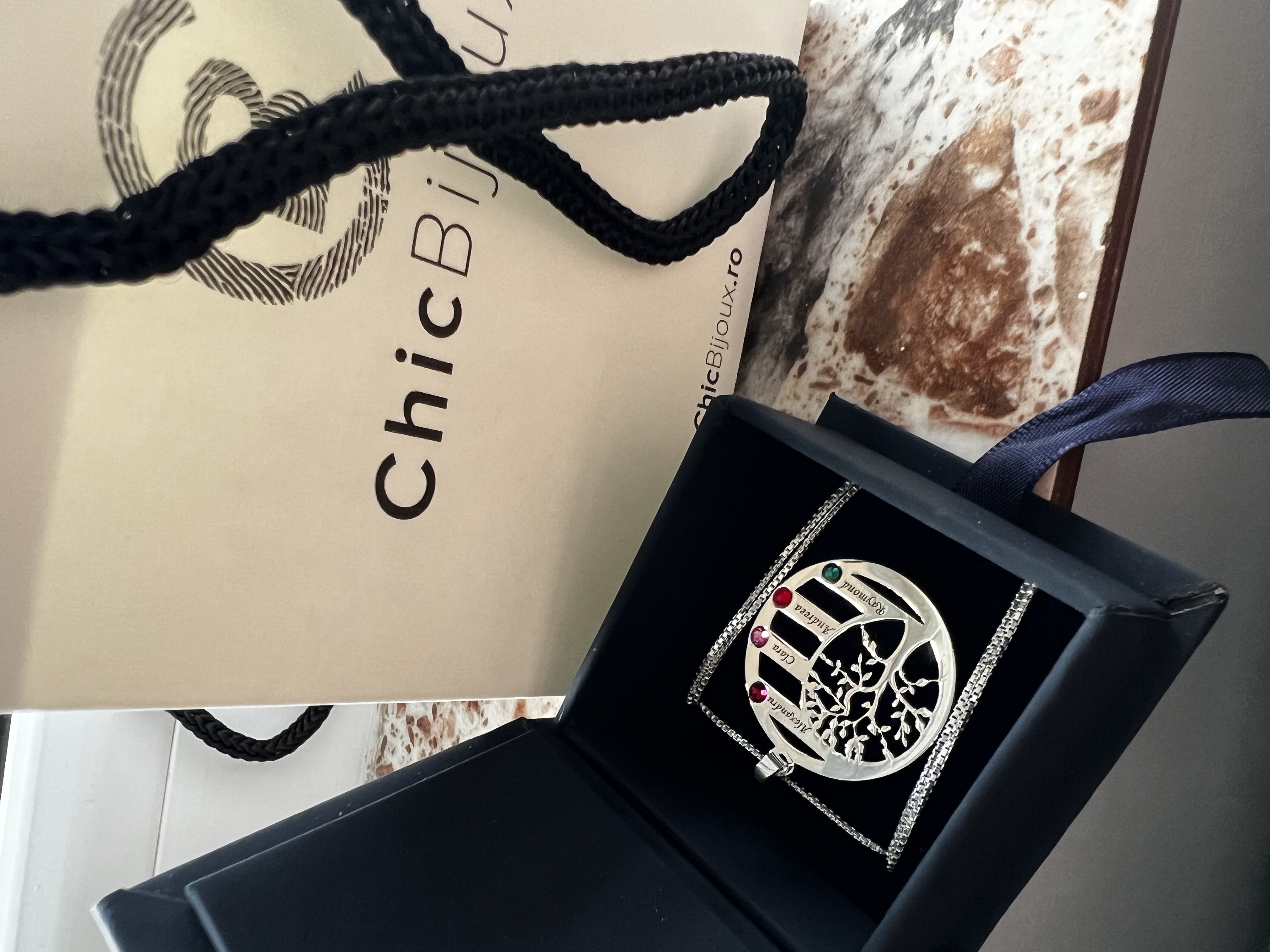 Recenzie Lantisor Copacul Vietii ARMONIE - Personalizat cu 4 Nume si Cristale Swarovski - Argint 925 - Clara M.