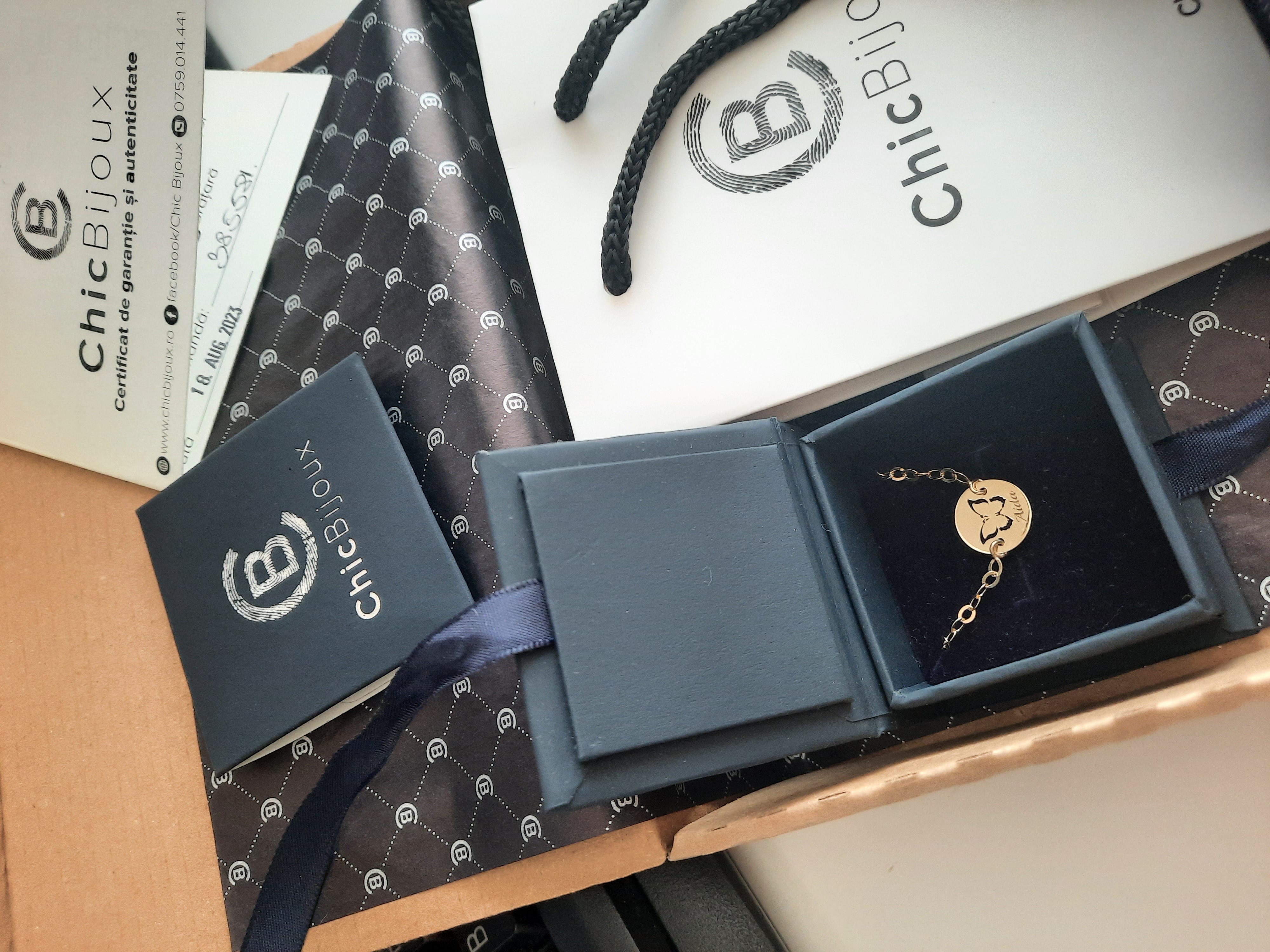 Recenzie Bratara personalizata cu nume - Fluture decupat - Aur Galben 9K - Banut 12 mm diametru - Cu lantisor fata/baiat - Magherca L.
