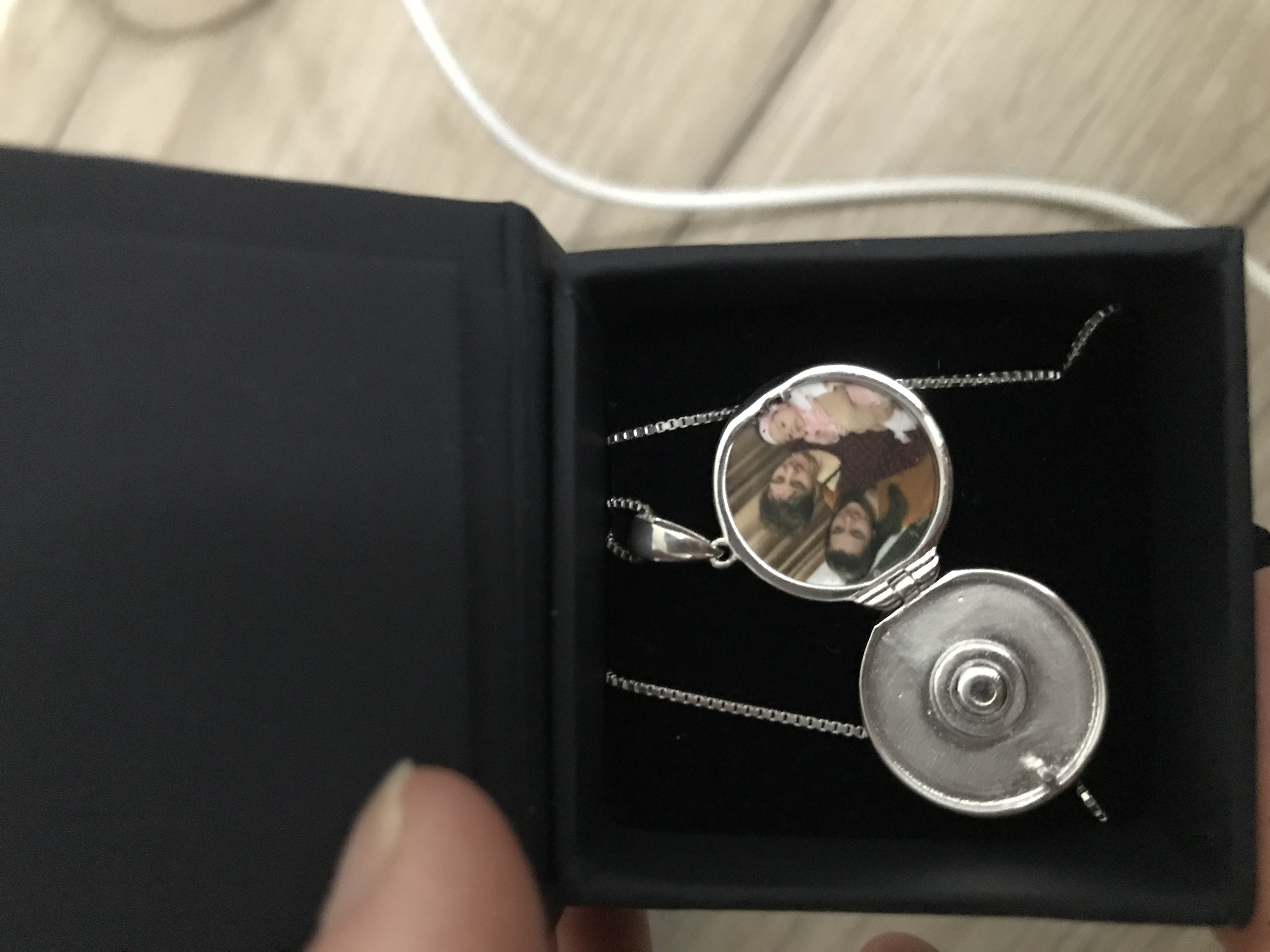 Recenzie Medalion Eterna stea - Locket cu poze in interior - Argint 925 si cristal Zirconia - Larisa A.