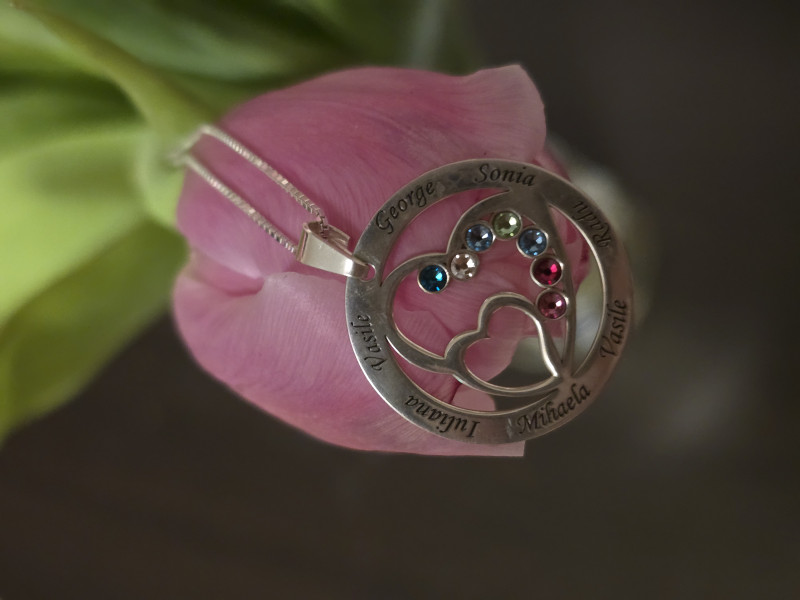 Recenzie Lantisor Familie unita - Inimi in disc - 7 nume si cristale Swarovski - Argint 925 - Crisan Alina Roxana