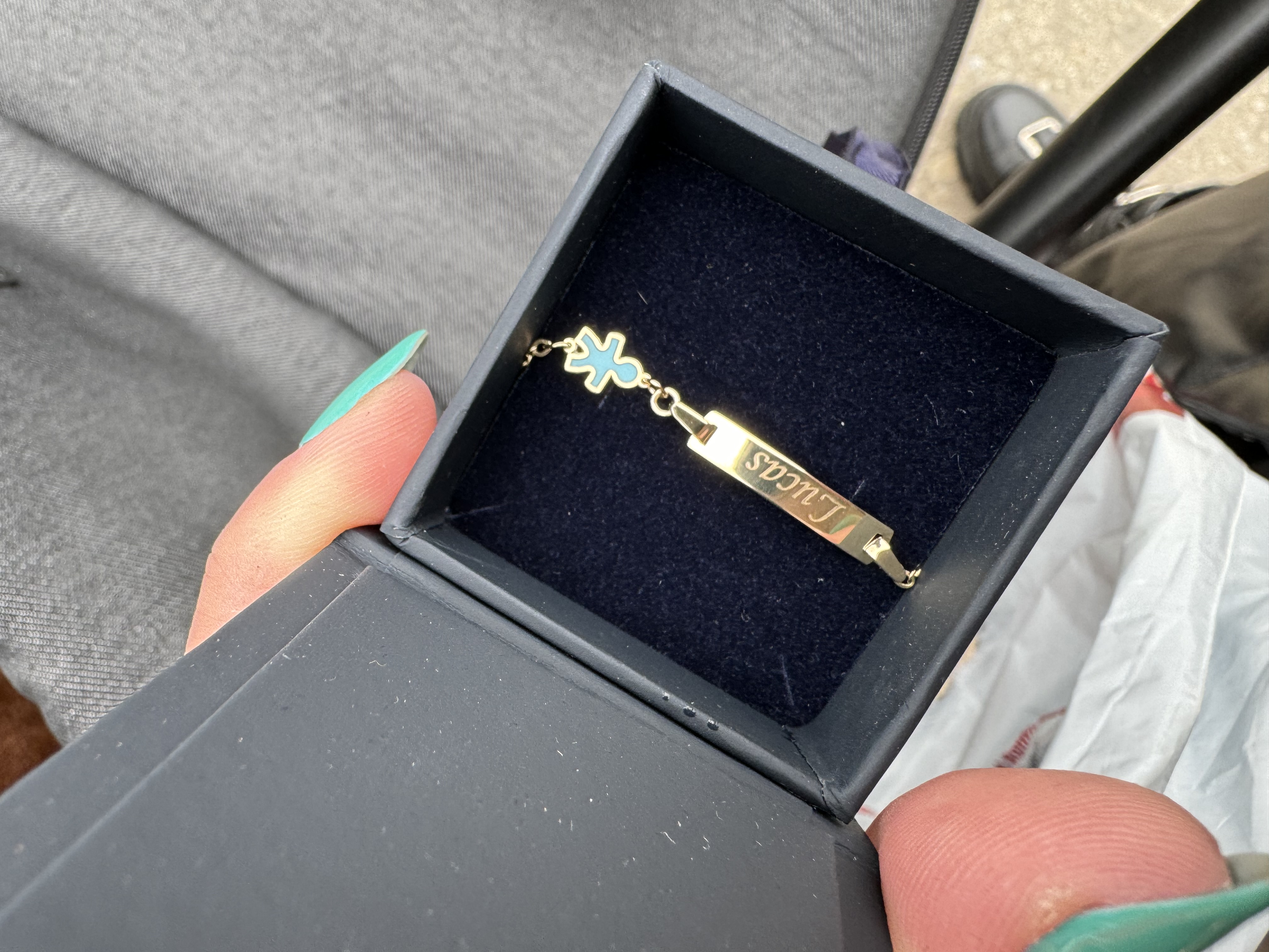 Recenzie Bratara bebe - Personalizata cu nume - Placuta cu baiat si lant gros - Aur Galben 14K si Blue Mother of Pearl - Mihaela O.