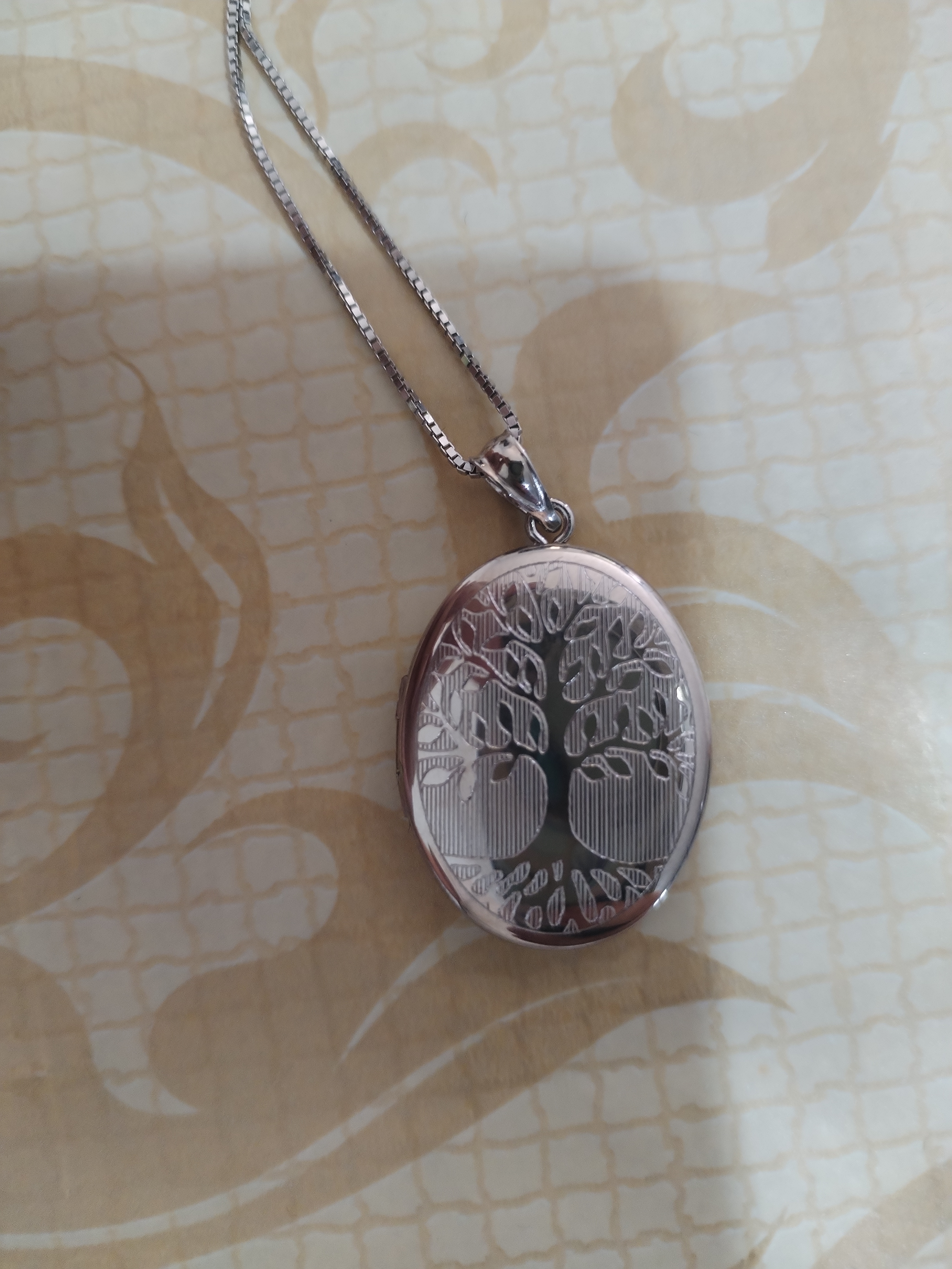 Recenzie Medalion oval cu poze in interior - Eternal Tree - Argint 925 Rodiat - Iuliana V.