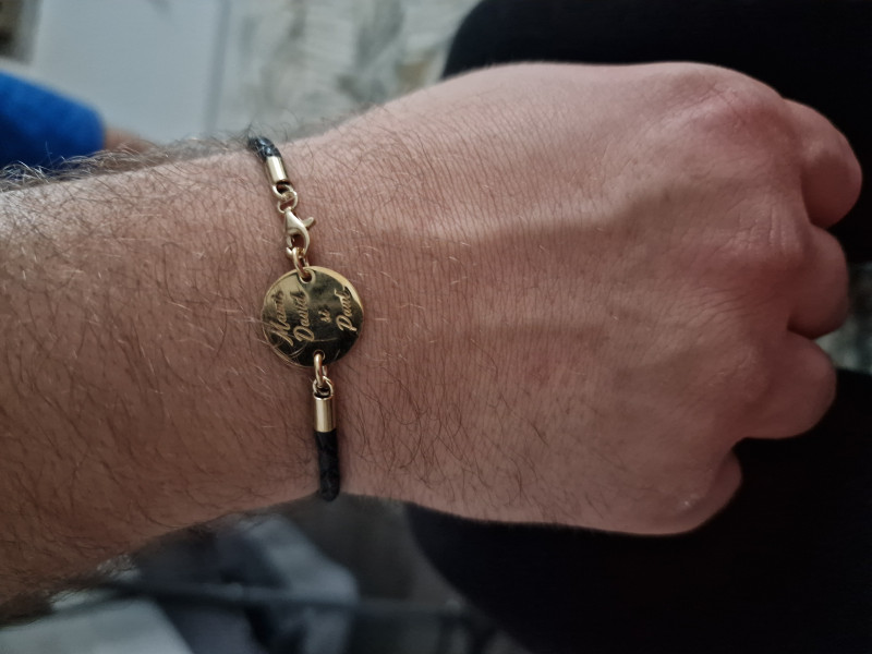 Recenzie Bratara banut cu mesaj - Te iubim tati - Argint 925 placat cu Aur Galben 18K, piele impletita - Laura Bursuc