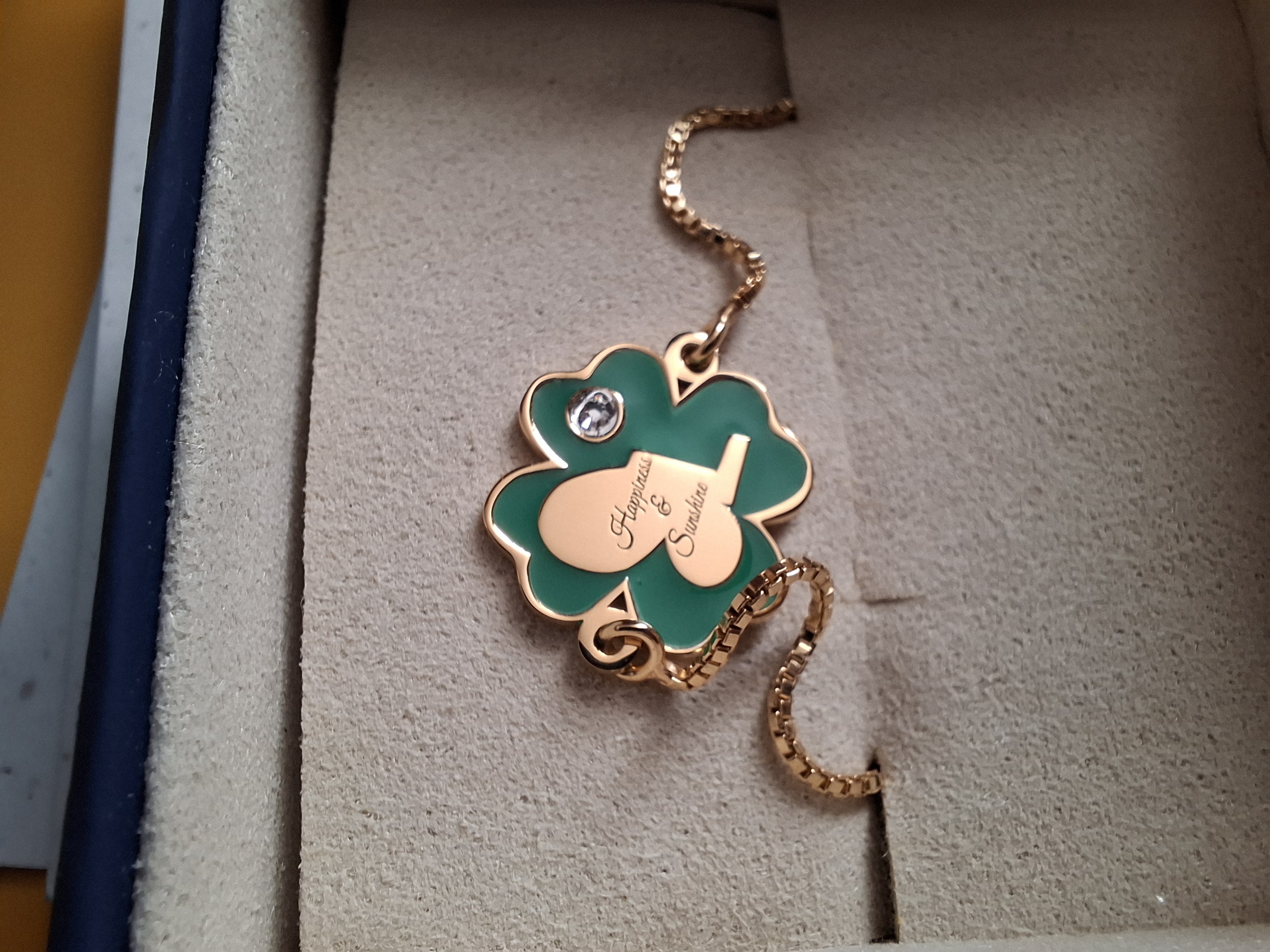 Recenzie Brățara Trifoi cu Zambete – Initiala personalizata - Pandantiv si lant glisant din Argint 925 placat cu Aur Galben 18K - Email verde & Cristal Swarovski -  M. H.