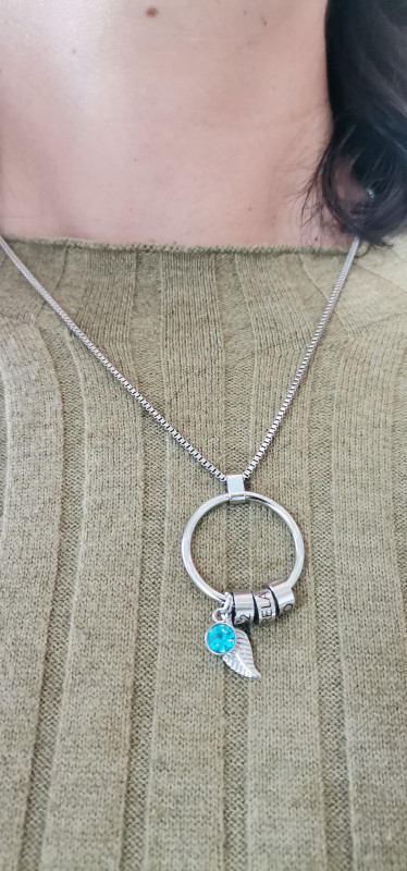 Recenzie Lantisor Cercul Familiei - Elemente personalizate, charm Zirconia si pana - Otel Inoxidabil 316L - Mariana Popa