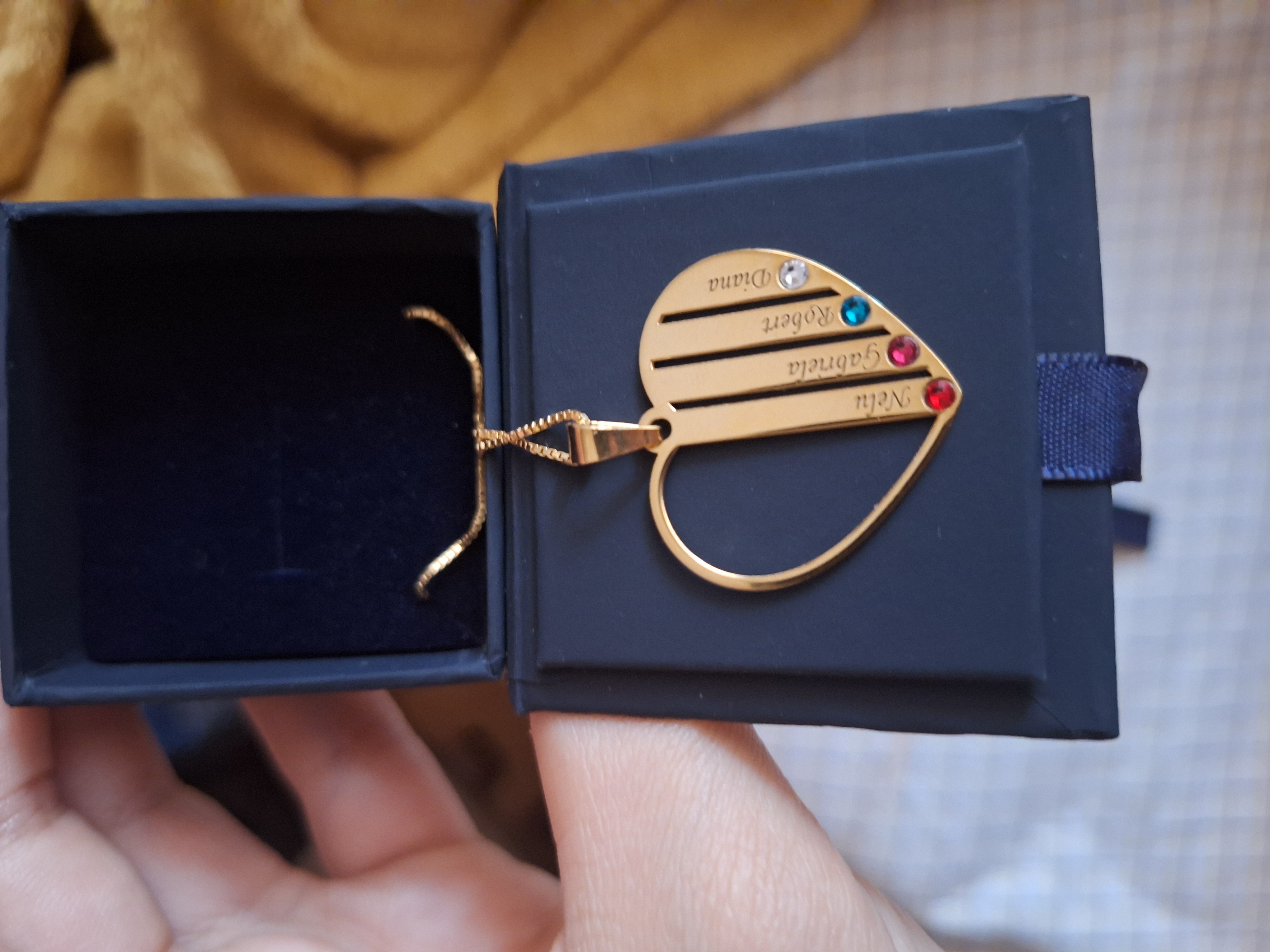 Recenzie Lantisor Inima familiei - 4 nume si cristale Swarovski - Argint 925 placat cu Aur 18K - Gabriela B.