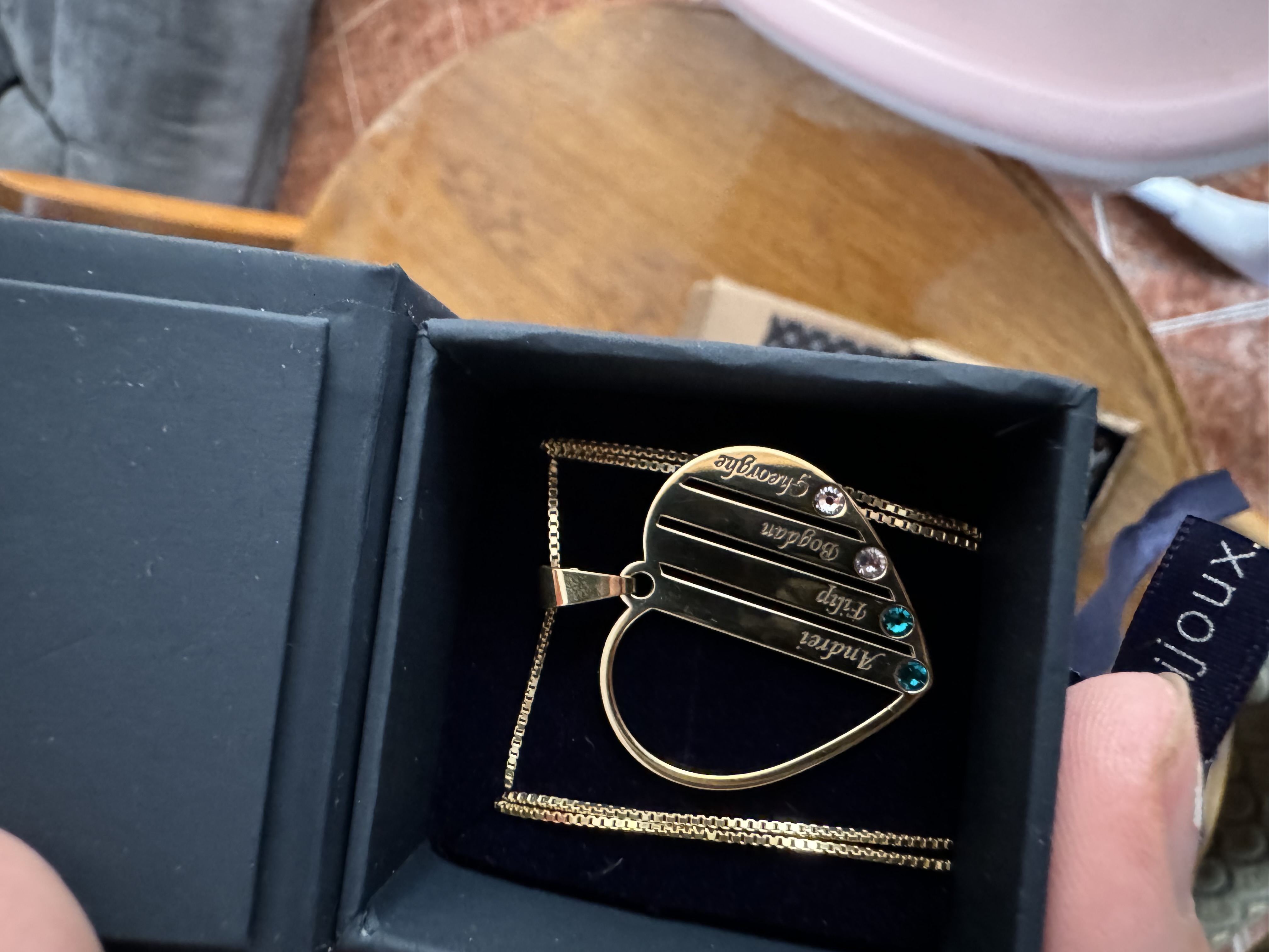 Recenzie Lantisor Inima familiei - 4 nume si cristale Swarovski - Argint 925 placat cu Aur 18K - Amalia H.
