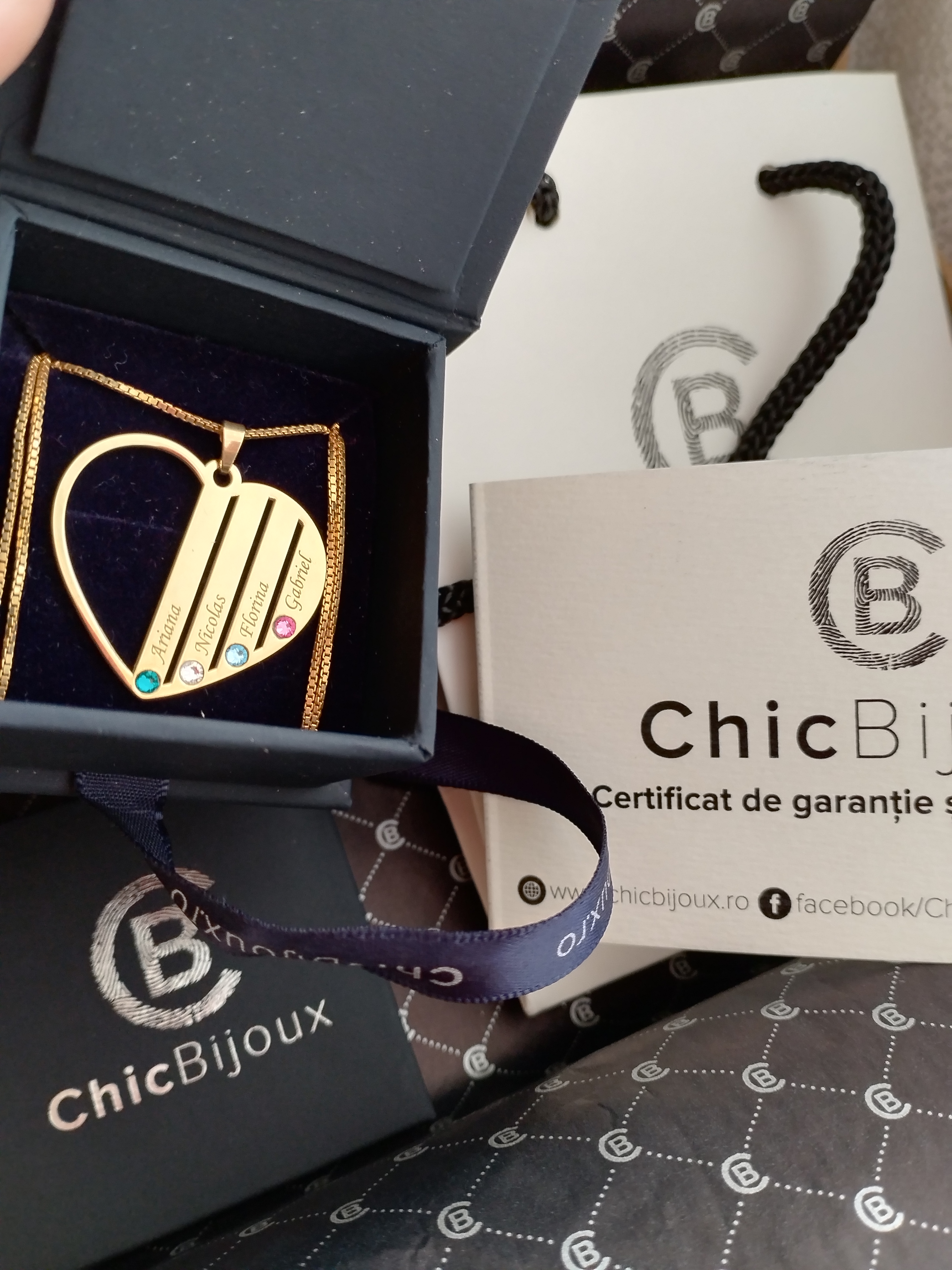Recenzie Lantisor Inima familiei - 4 nume si cristale Swarovski - Argint 925 placat cu Aur 18K - m. F.