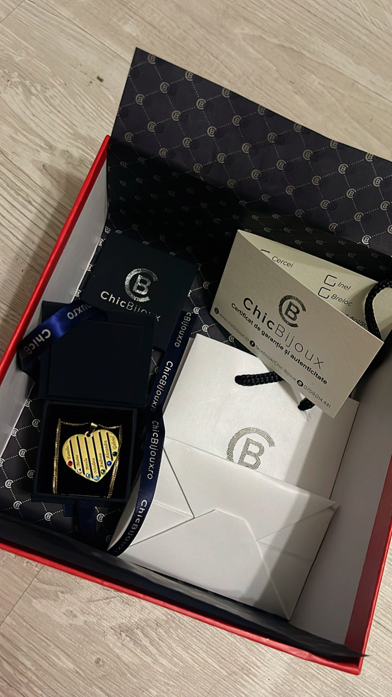 Recenzie Lantisor Inima familiei - 7 nume si cristale Swarovski - Argint 925 placat cu Aur 18K - Alexandra I.