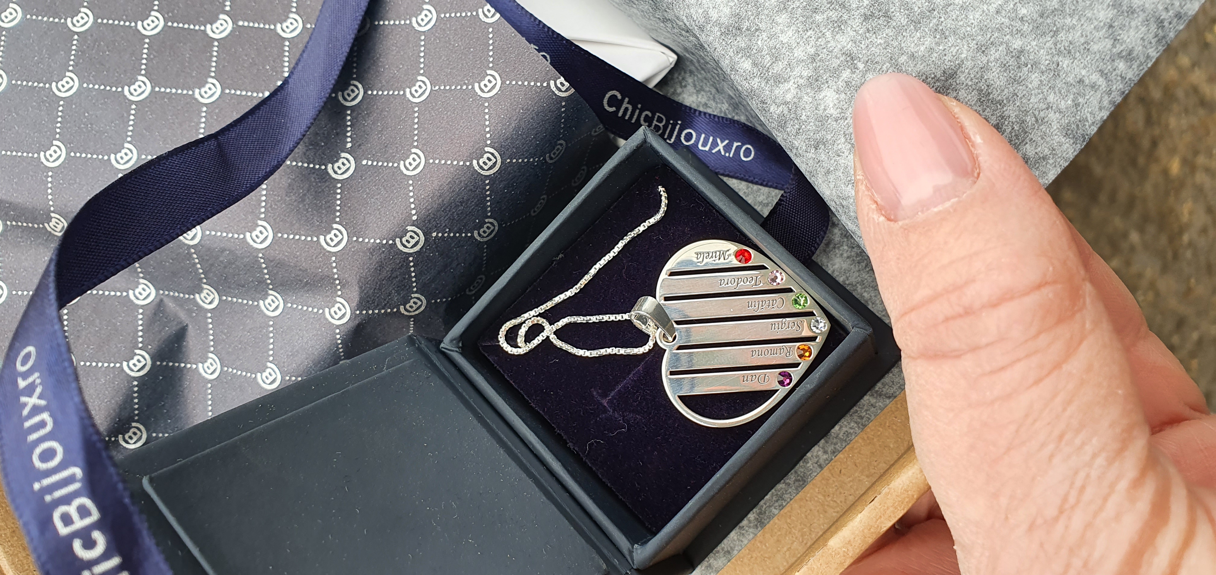 Recenzie Lantisor Inima familiei - 6 nume si cristale Swarovski - Argint 925 - Teodora K.